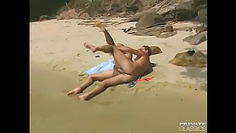 El Sensual Encuentro Junto A La Playa De Laura Palmer Con Kyle Jason En Imágenes Vintage