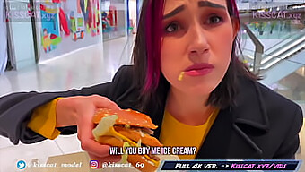 Mahasiswi Rusia Memberikan Blowjob Berisiko Di Ruang Pas Untuk Big Mac