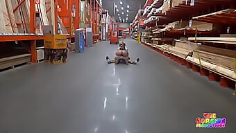 Межрасовая Пара Занимается Оральным Сексом В The Home Depot.