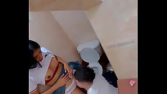 Casal Amador Se Envolve Em Sexo Apaixonado No Banheiro Da Escola, Com Ele Ejaculando Dentro De Sua Boca (Imagens Caseiras Surpreendentes)