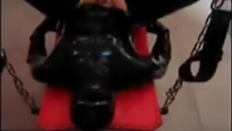 Dominatrix Si Užíva Submisívny Sex V Latexovom Oblečení S Straponom Na Webovej Kamere