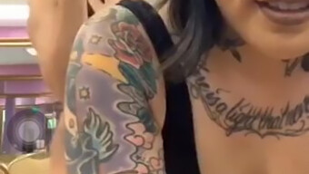 Una Bella Ragazza Asiatica Con Tatuaggi Si Esibisce Al Periscopio